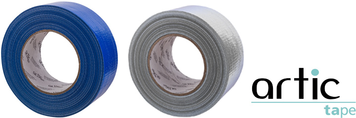 Zwei Gewebeklebebänder in blau und silber. mit dem Logo artic.tape